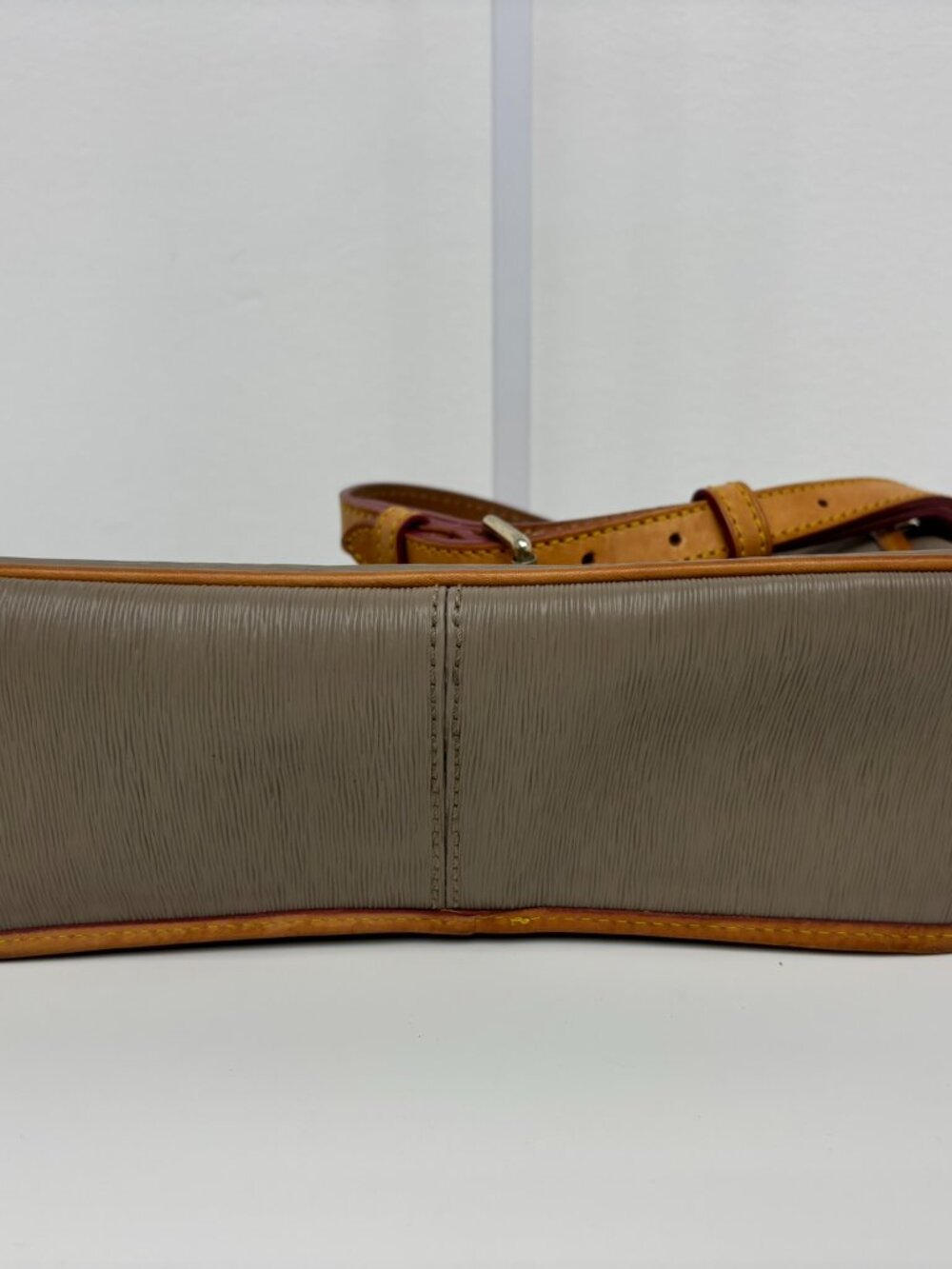Vintage Dooney & Bourke All Weather Leather Equestrian Bag & Matching Pouch Set - Picture 3 of 9